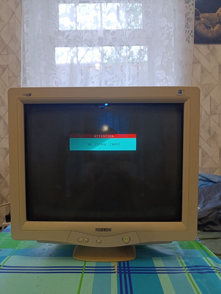 Монитор Philips.  Старого образца.