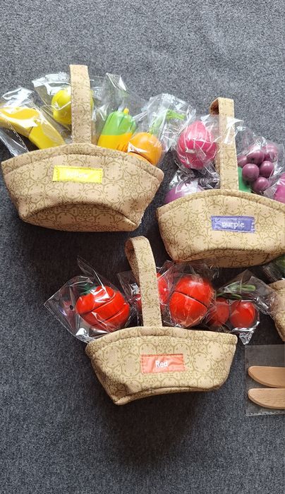 Zestaw drewnianych owoców i warzyw z koszyczkami do sortowania kolorów