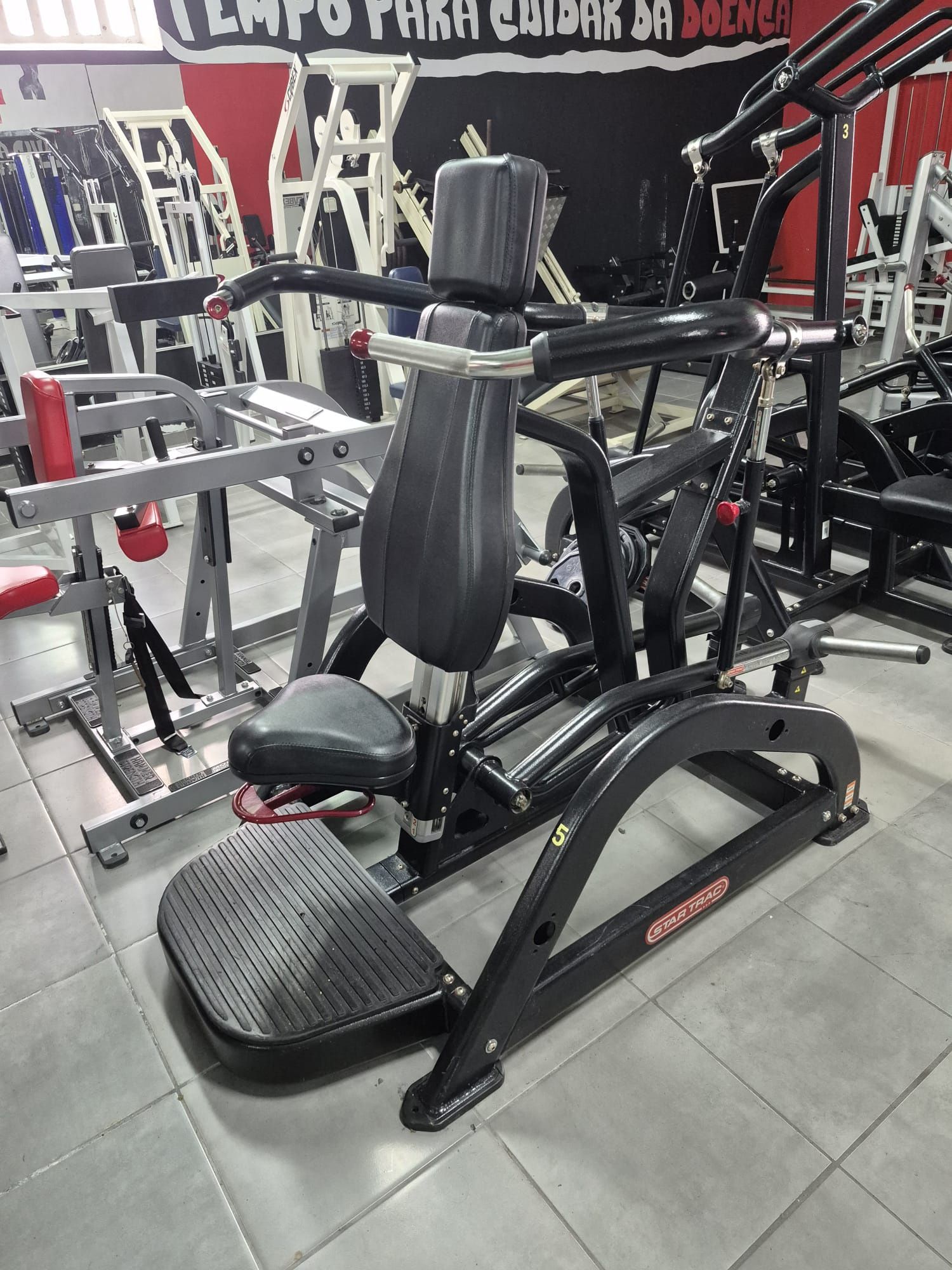 Star trac shoulder press máquina de ginásio