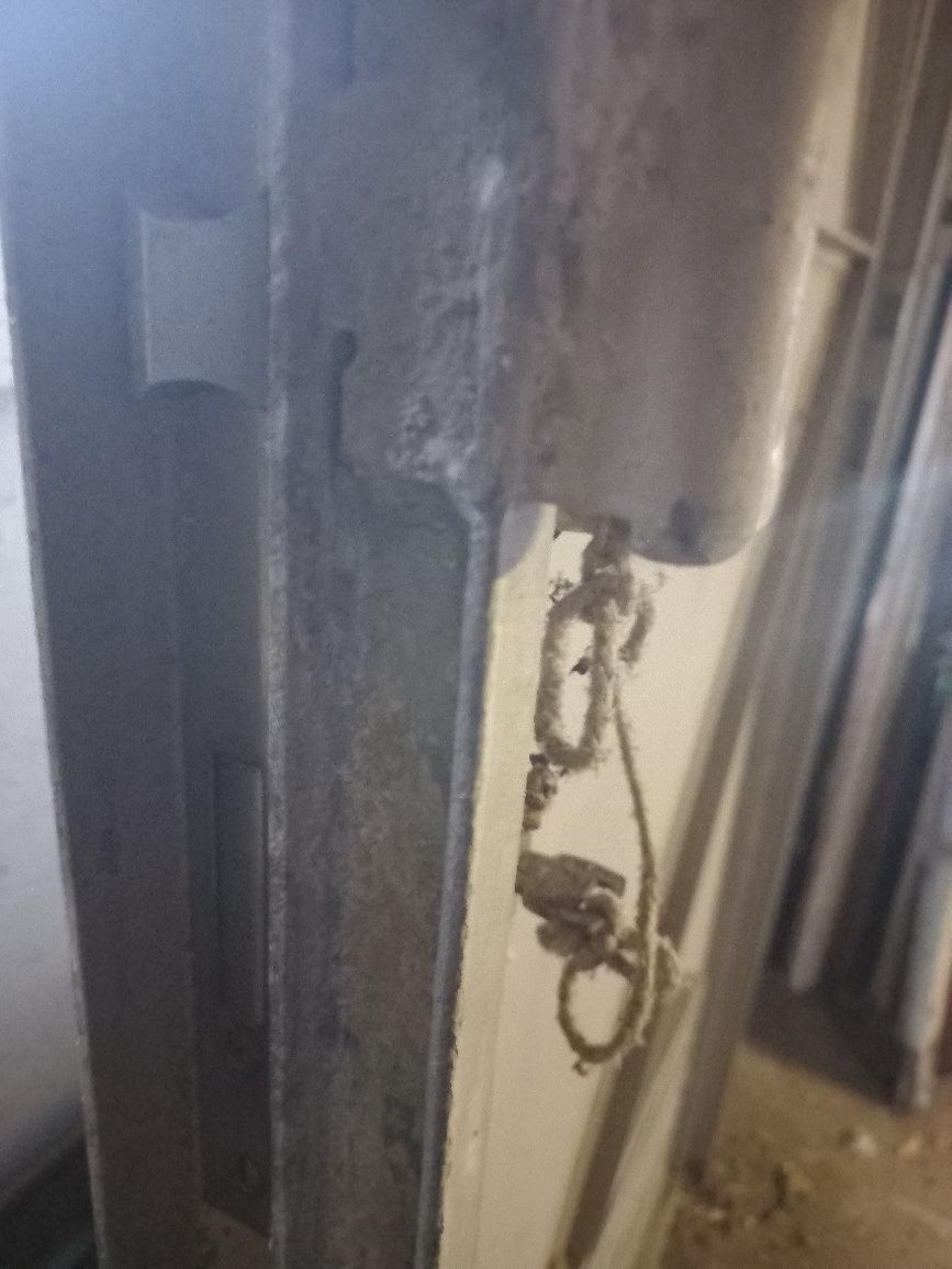 Porta de ferro com fechadura funcional