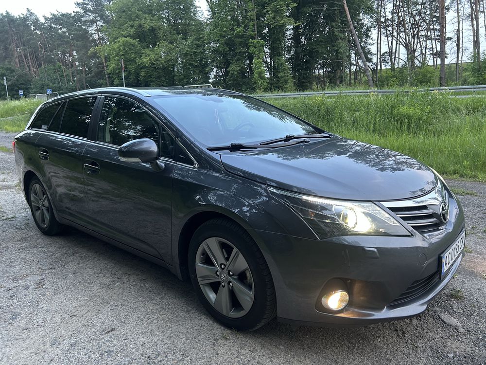 Toyota Avensis 2015 року