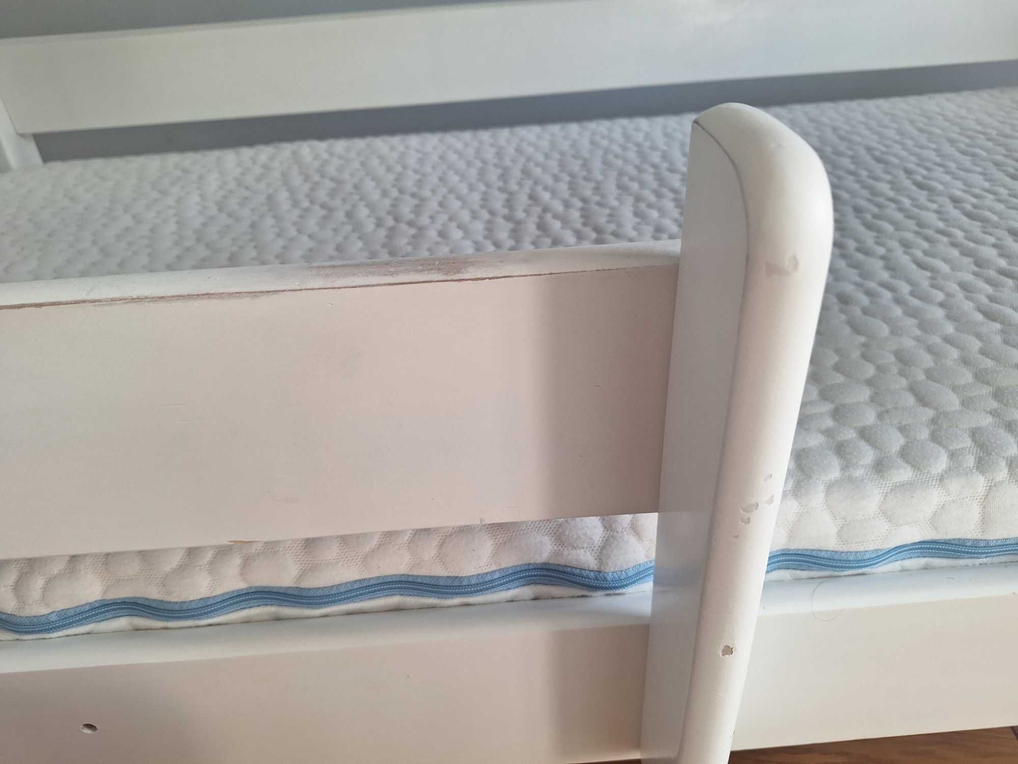 Podwójne łóżko piętrowe z materacami
