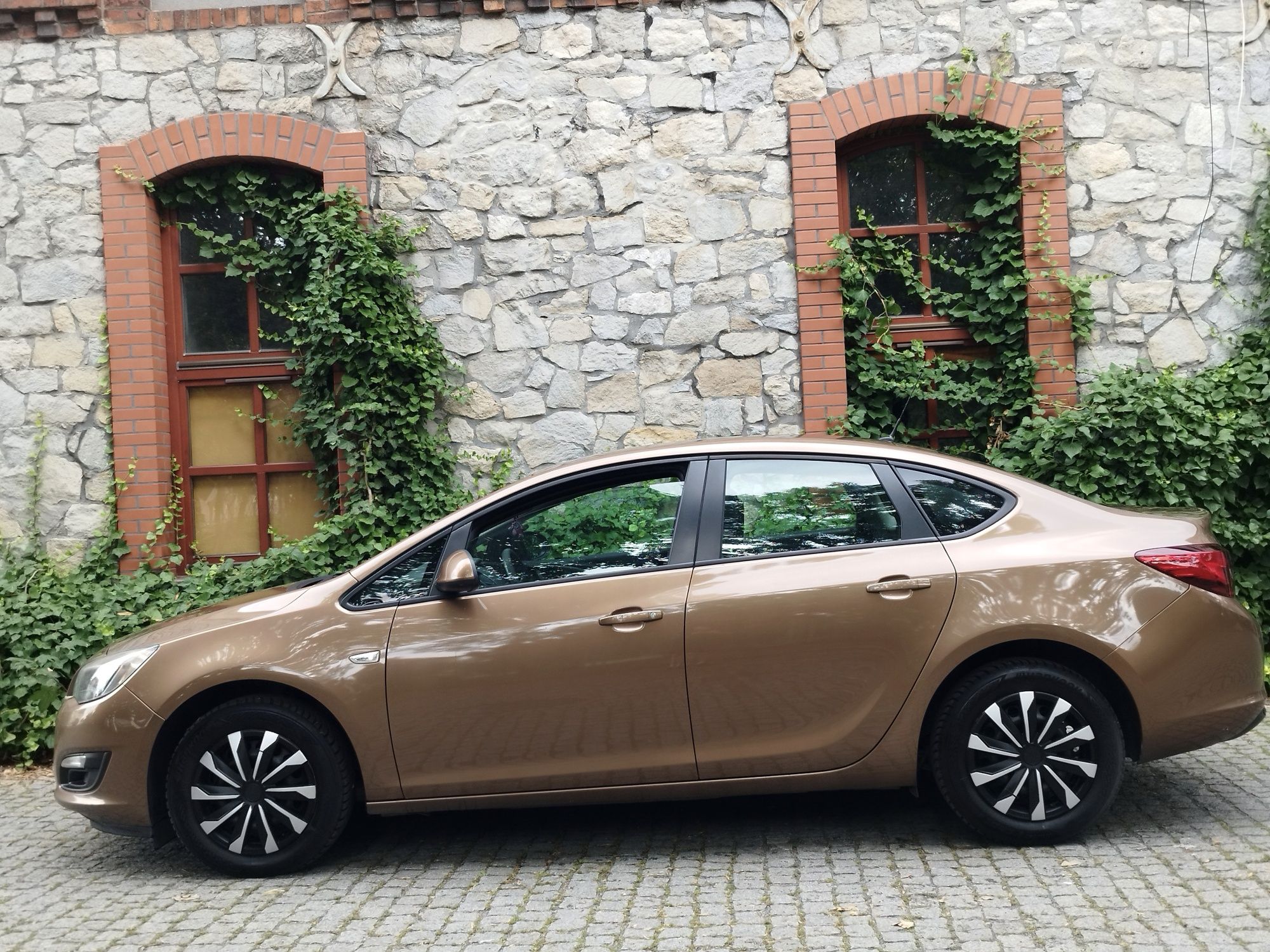 Zadbany Opel Astra J Lift Sedan 2015/16r Polski Salon