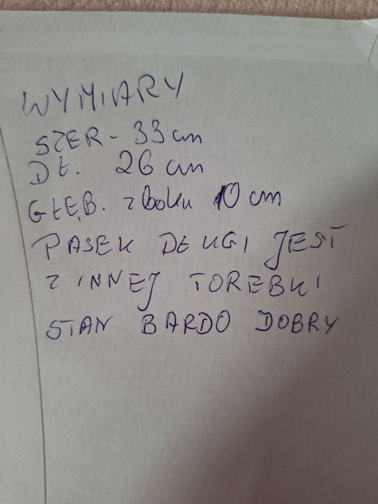 Czarna torebka ze skóry.