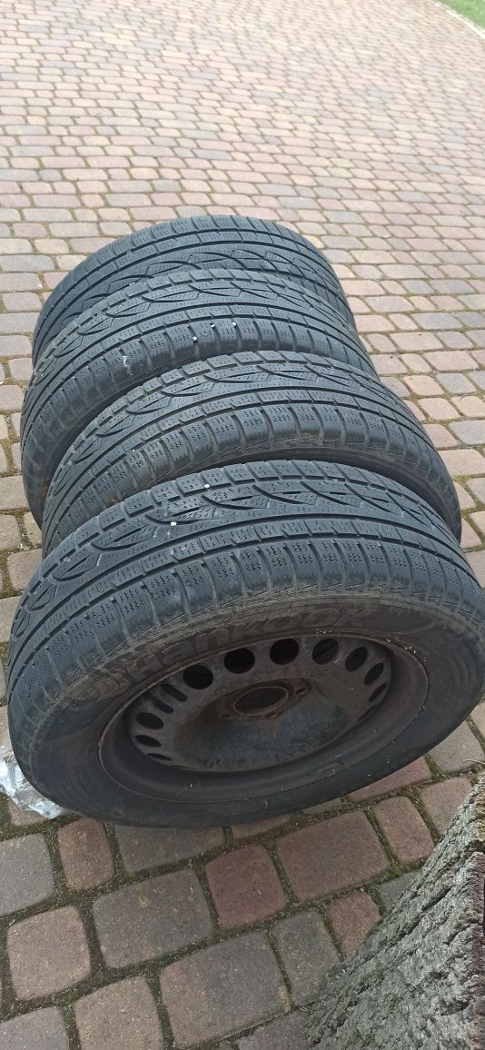 Opony zimowe Hankook Winter I* Cept Evo 215/60 R16 99H na felgach