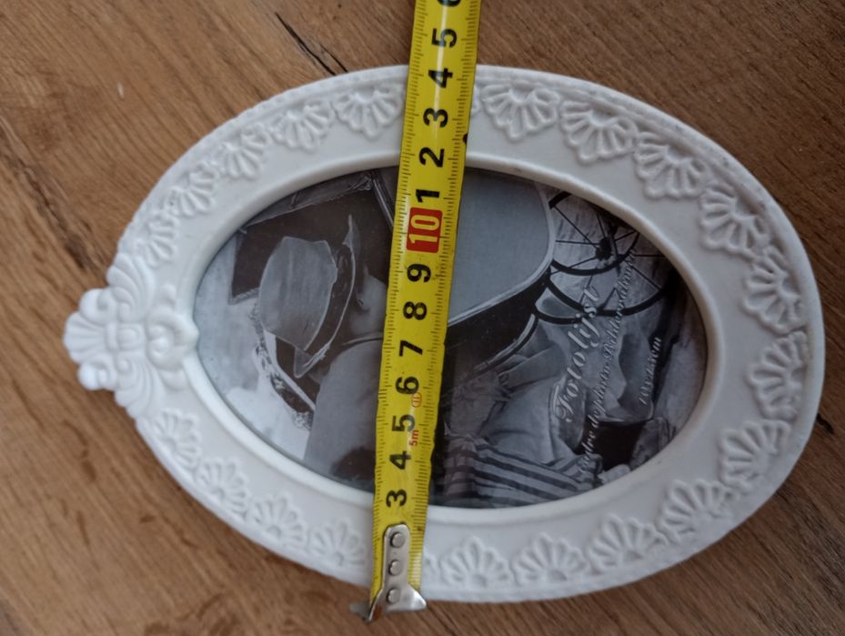 Stara porcelanowa ramka na zdjęcia.
