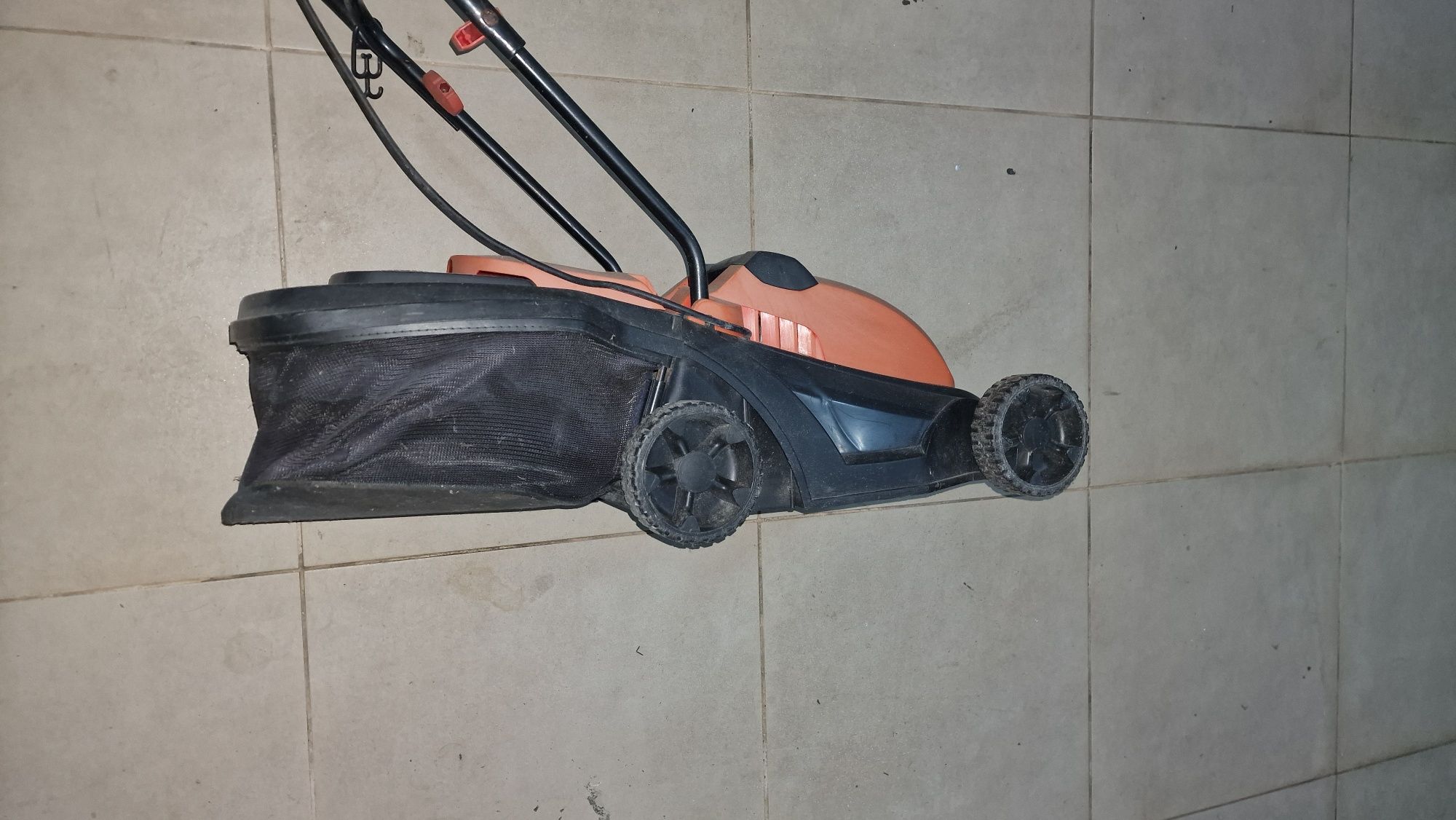 Máquina cortar relva black & decker eléctrica