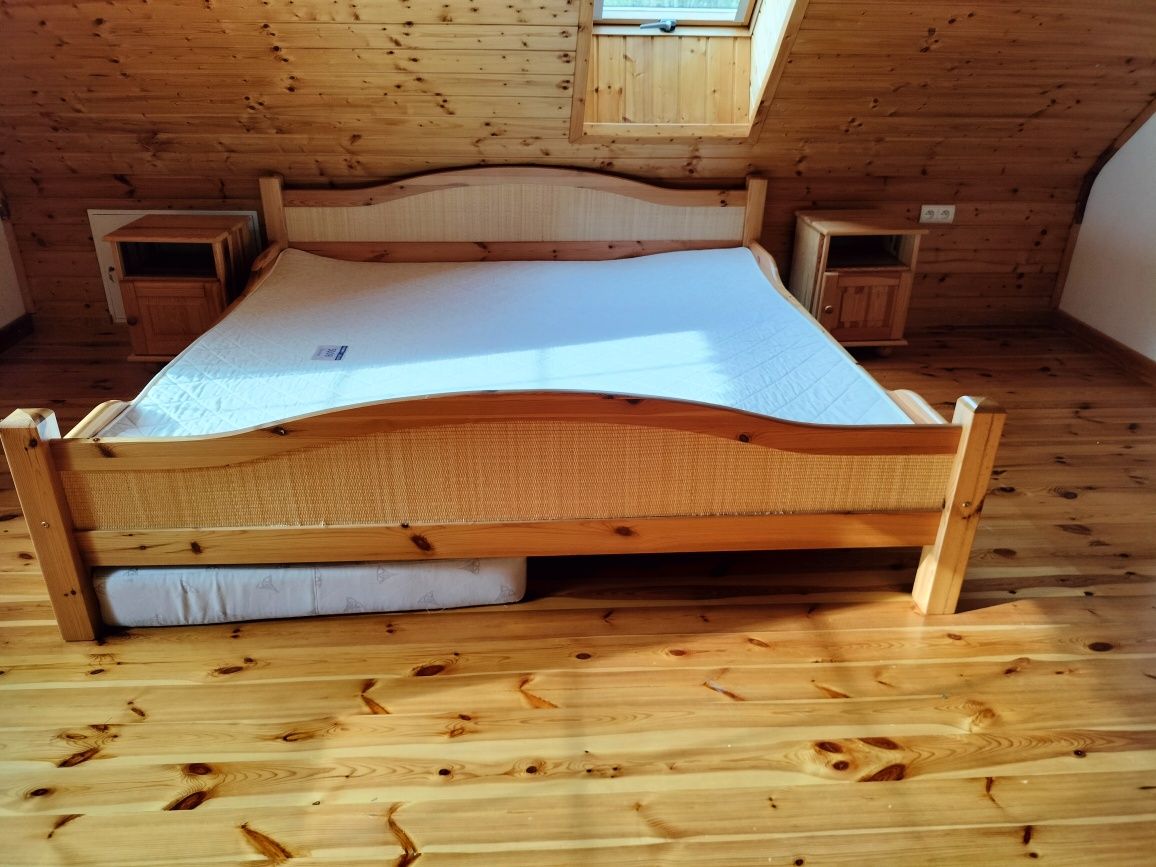 Łóżko drewno sosnowe z materacem i szafeczkami