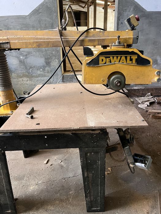 Serra radial deWalt DW 729 com mesa