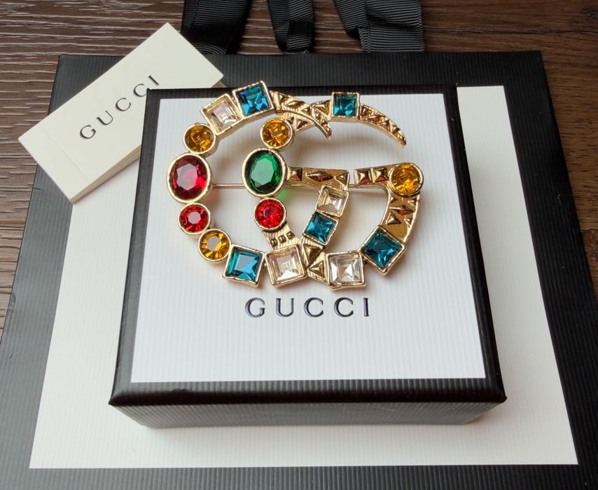 Broszka Gucci złota z kolorowymi kamieniami