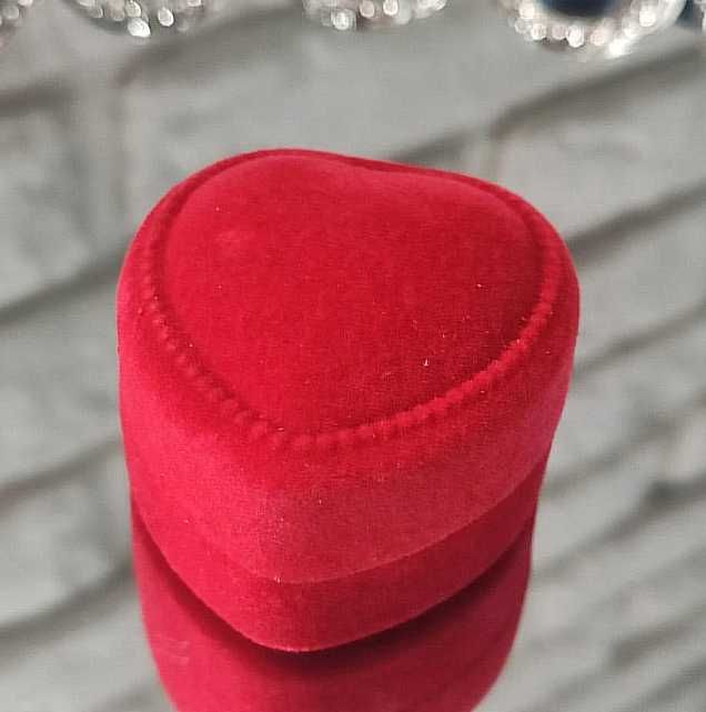 Złoty pierścionek zaręczynowy 585 diament 0.09ct., r.14