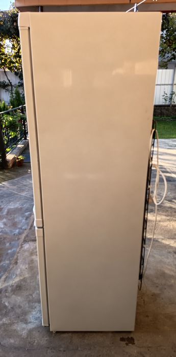 Продам холодильник з морозильною камерою  Electrolux в м.Хуст