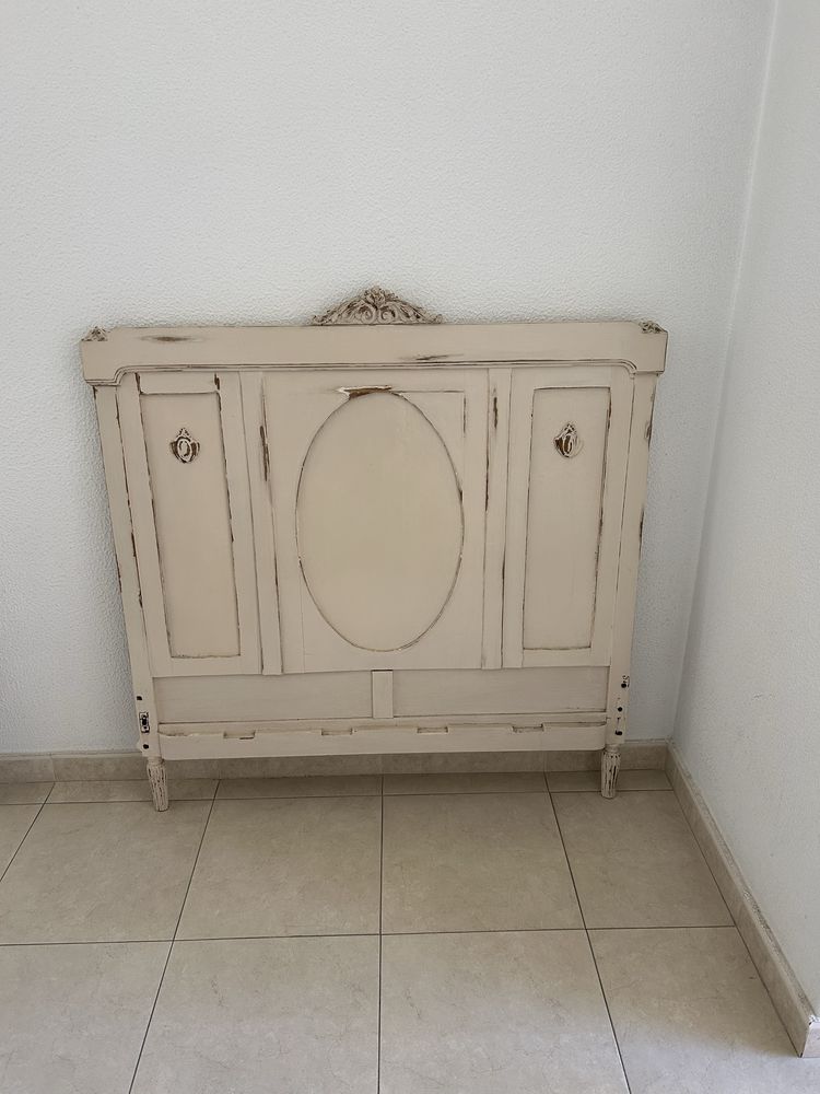 Cama antiga  de corpo e meio restaurada