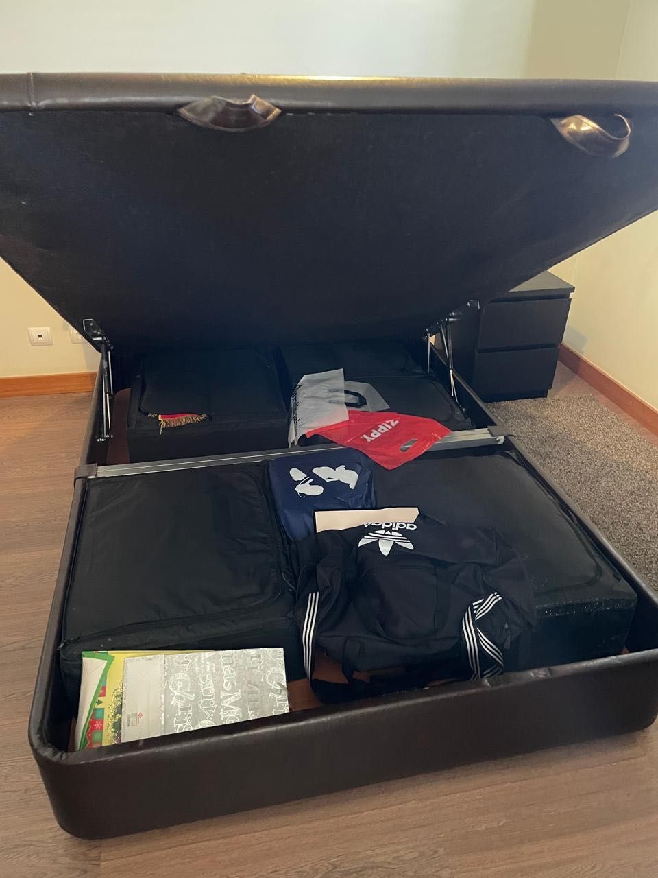 Cama de Casal em pele com tampo Elevatório