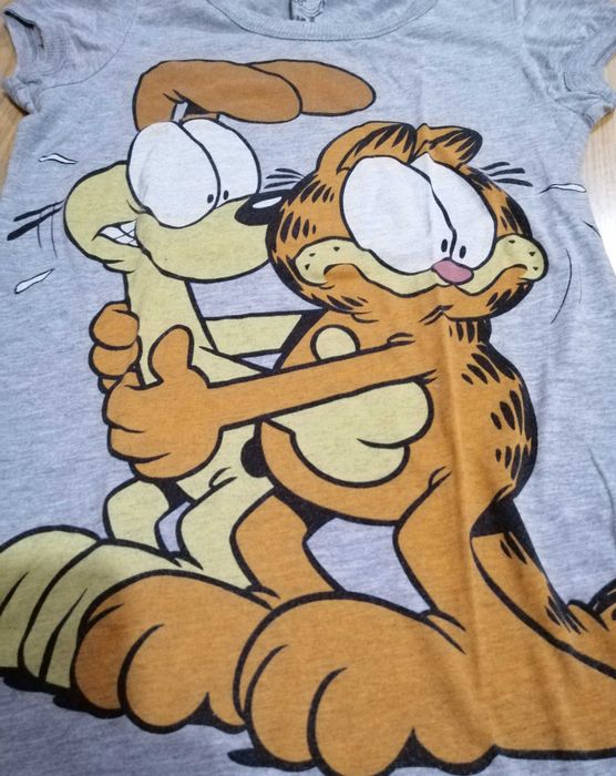T-Shirt  Garfield e Oddie da Bershka: Tam L