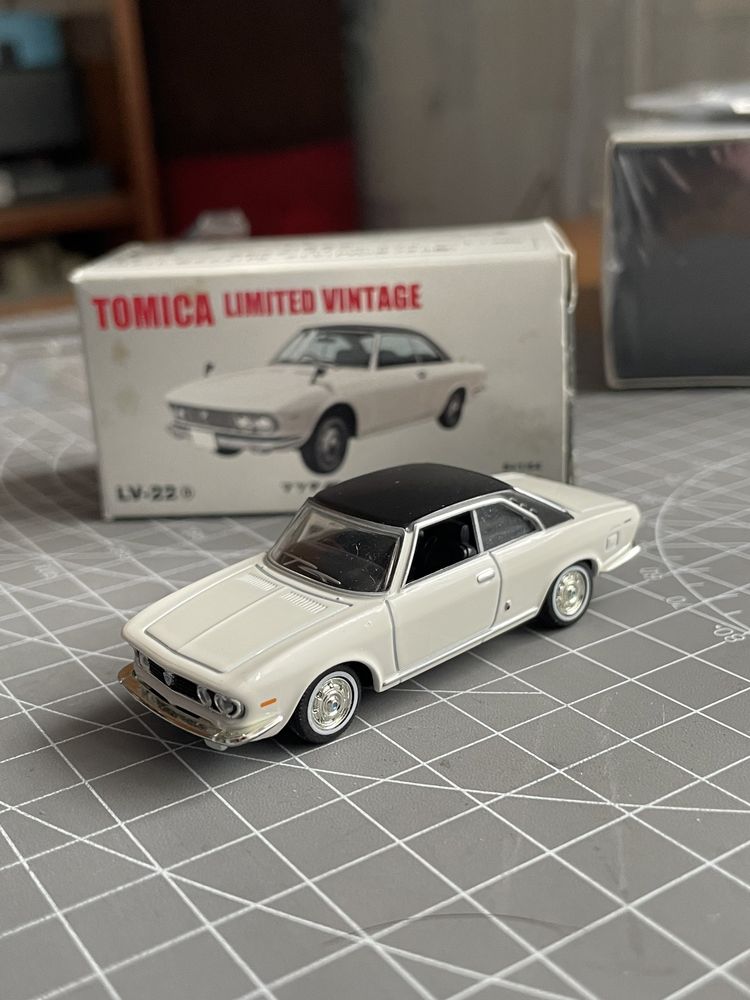 1/64 Модель Tomica limited vintage Mazda Luce