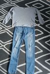 Bluza i spodnie jeansy z dziurami
