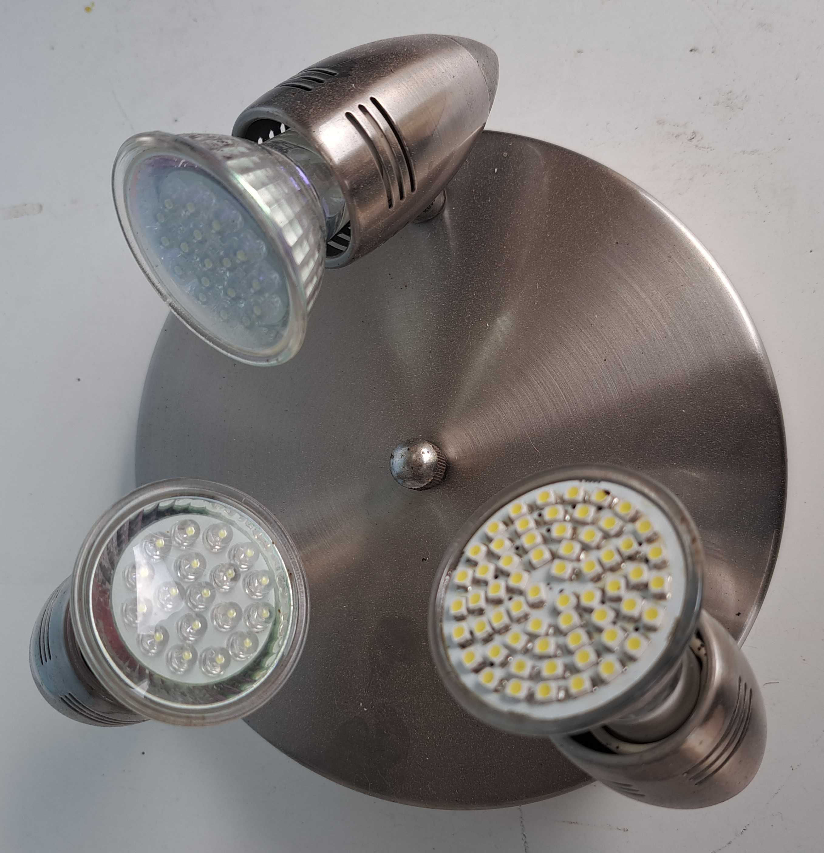 Aplique de teto de três focos em inox.