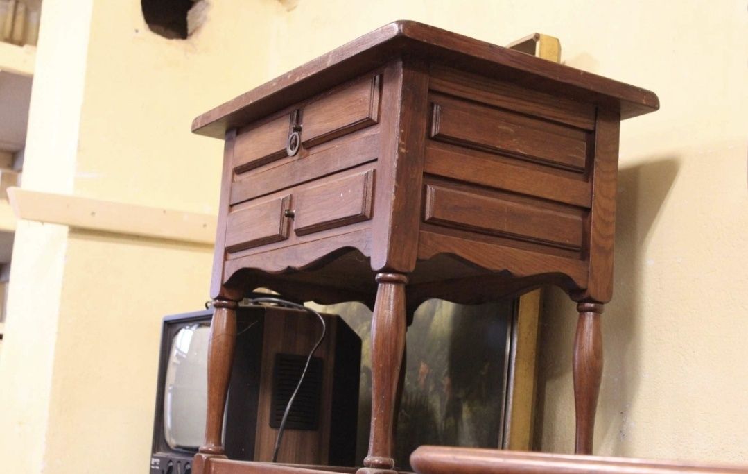 Drewniana szafka z dwoma szufladami