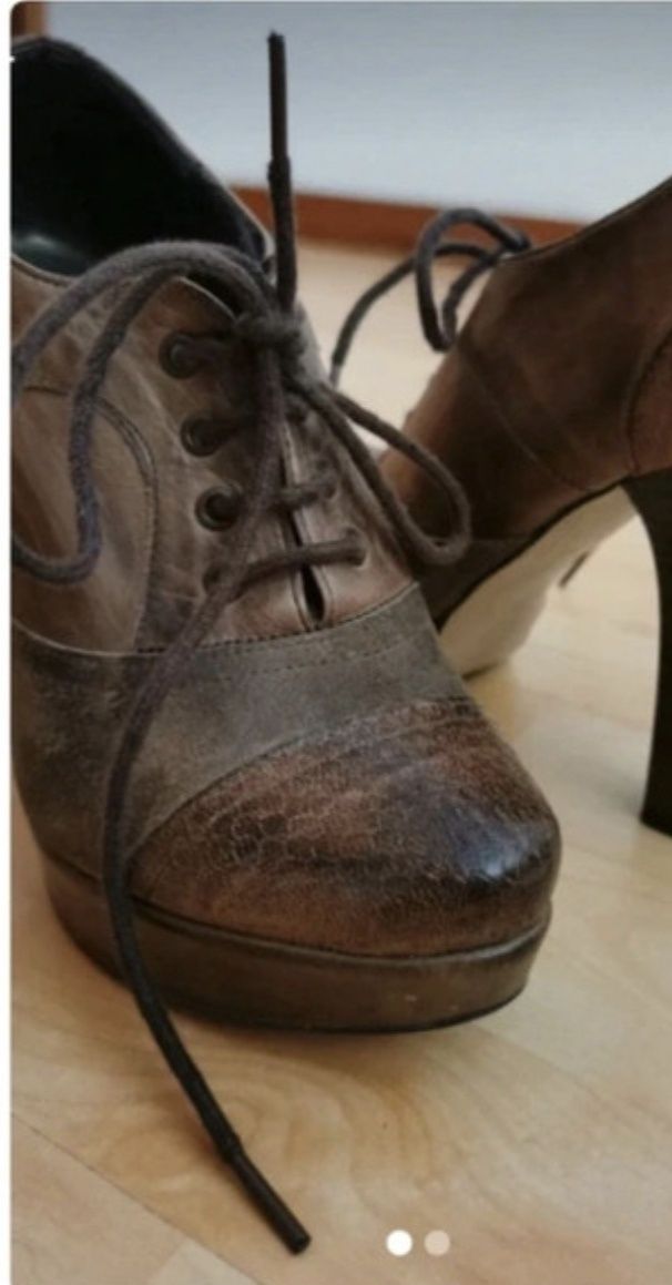 Sapatos em pele castanho