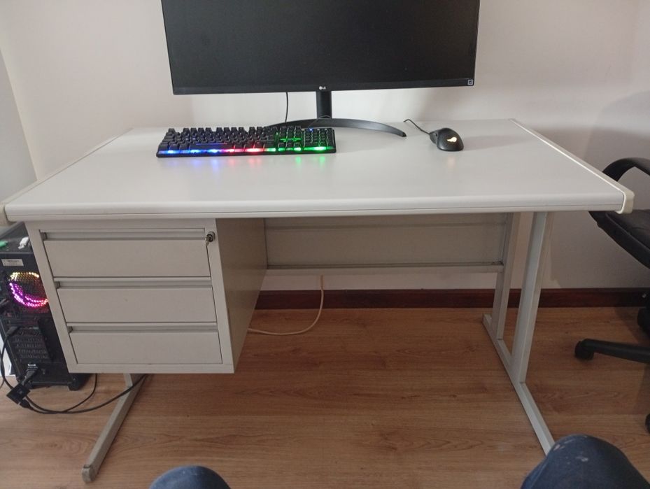Mesa com gaveta e chave GRATIS