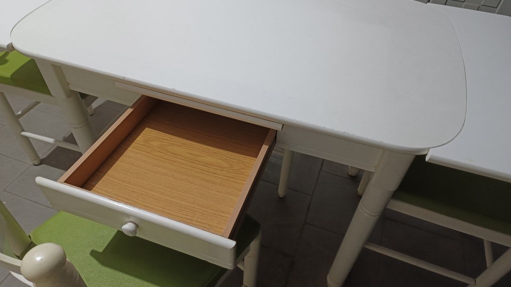 Mesa de cozinha branca + 4 cadeiras com almofadas