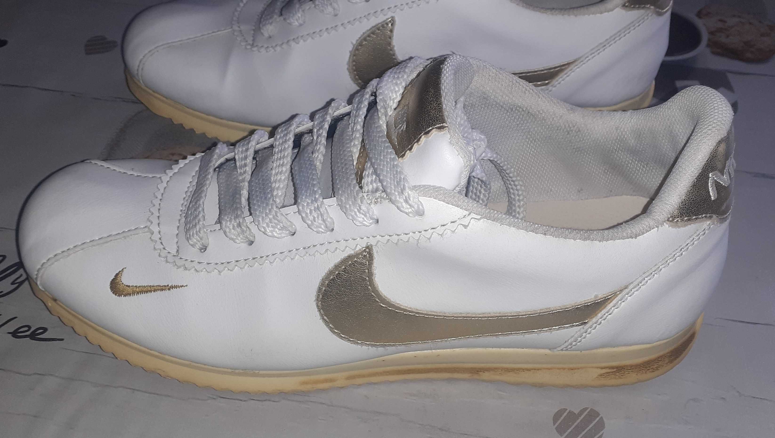 Tenis Nike branco e dourado