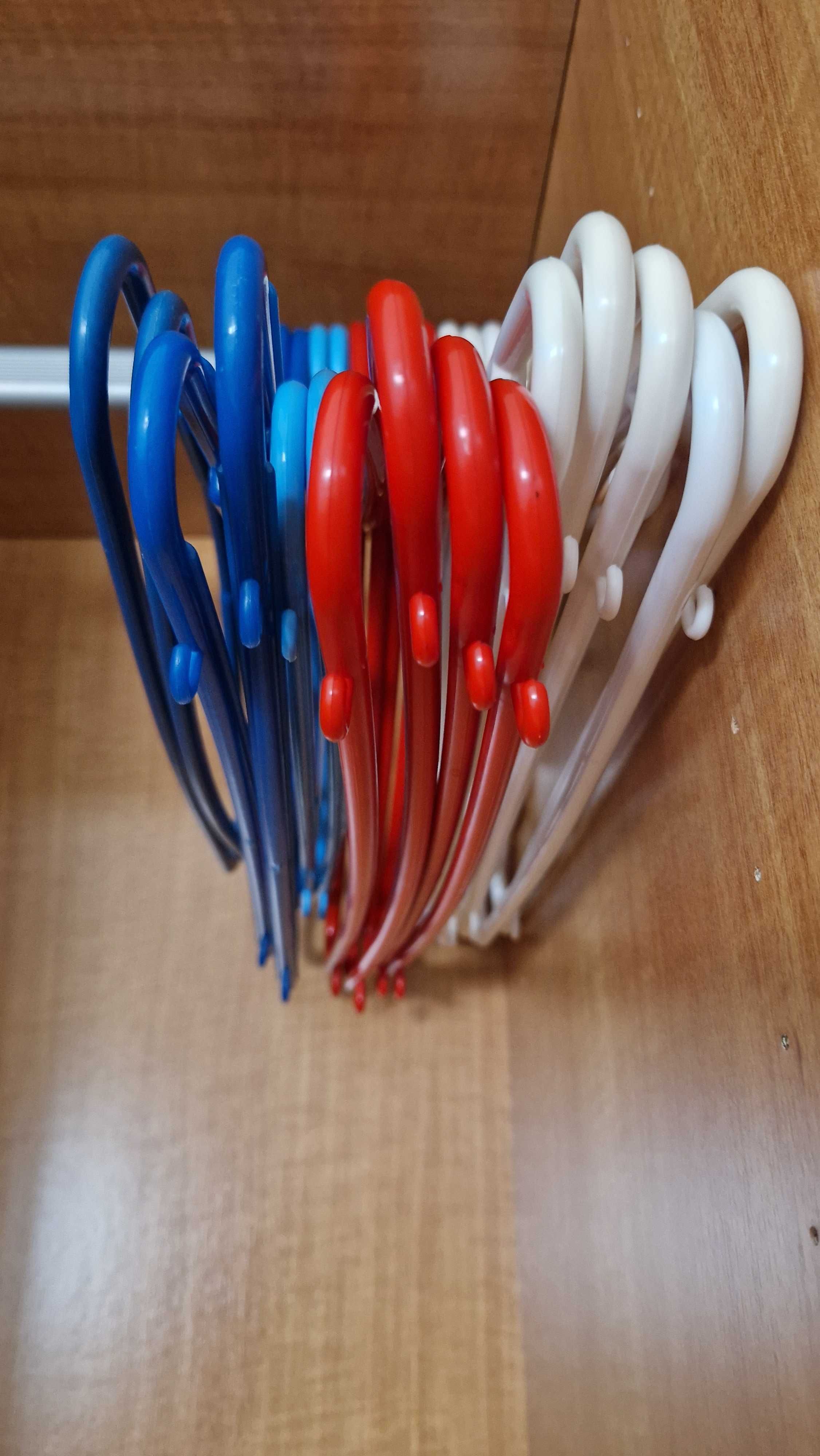 Conjunto 14 cabides cores diversas de plástico