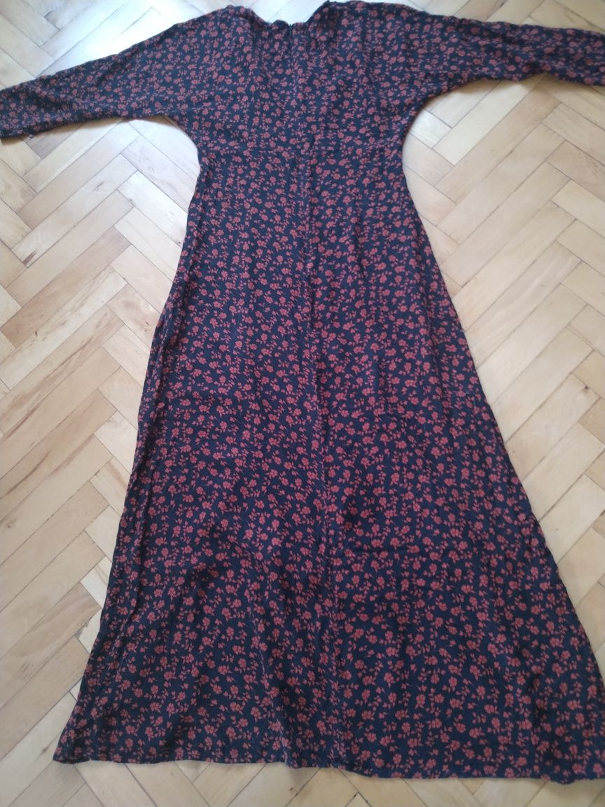 Długa sukienka Stradivarius S z rozcięciem z przodu