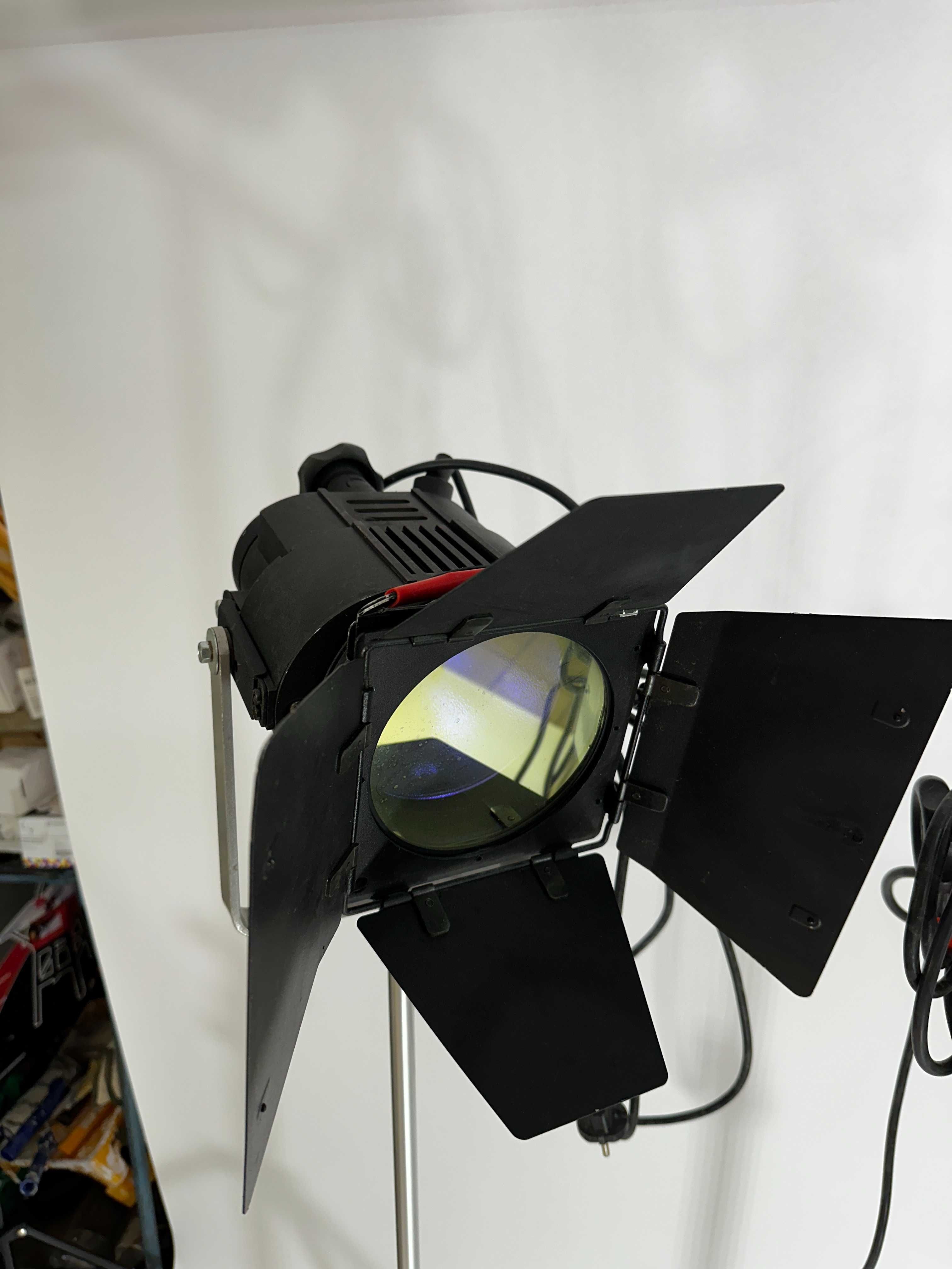 Lampy studyjne telewizyjne teart fotografia na statywie firmy kobold.