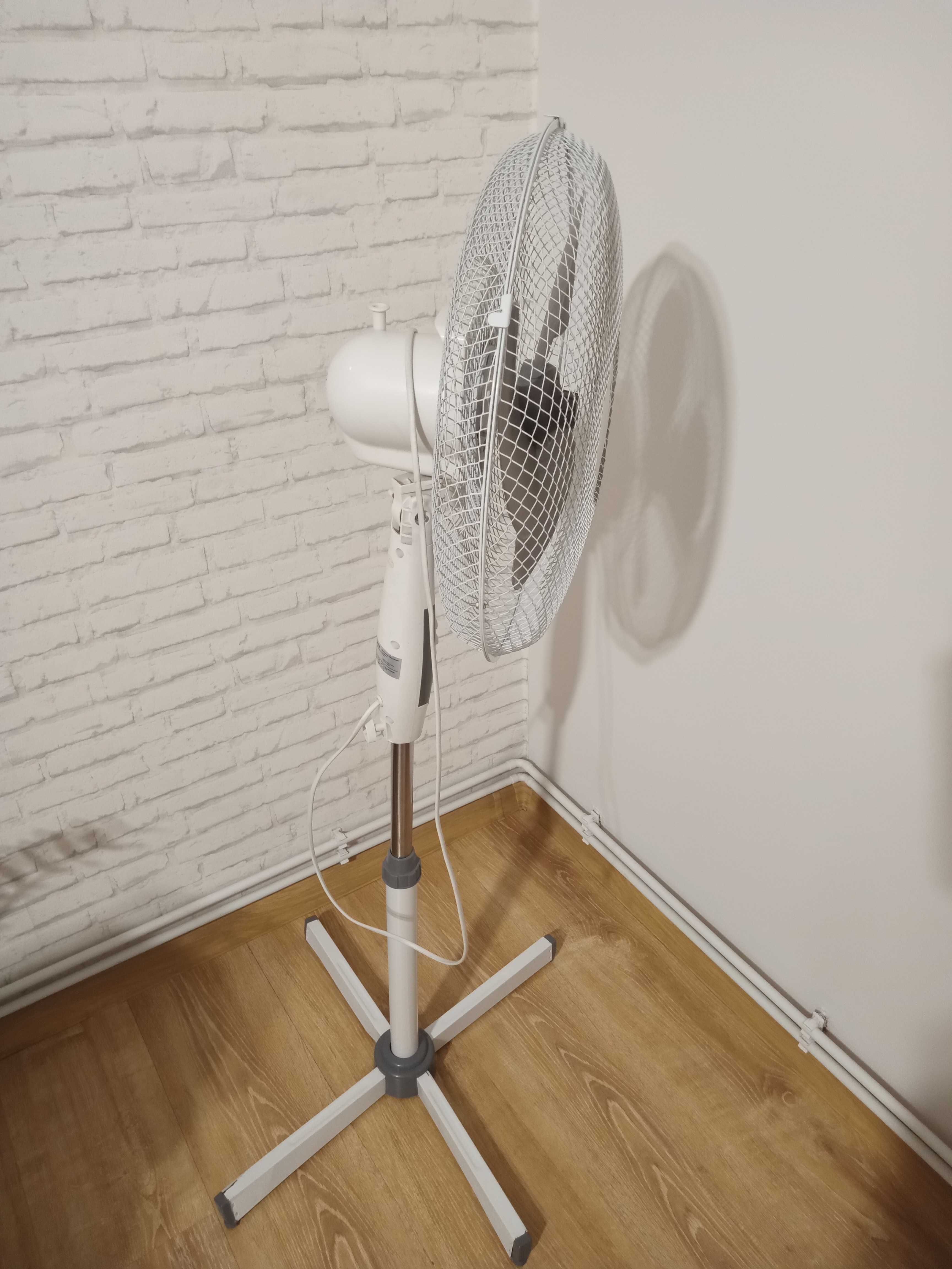 Wentylator na nóżce biały