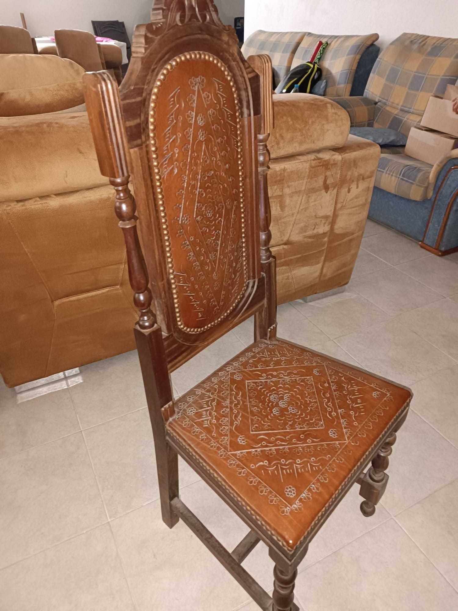 Conjunto Antigo: Cristaleira + Mesa + Cadeiras