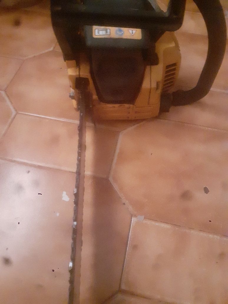 Motoserra bem estimada pouco uso