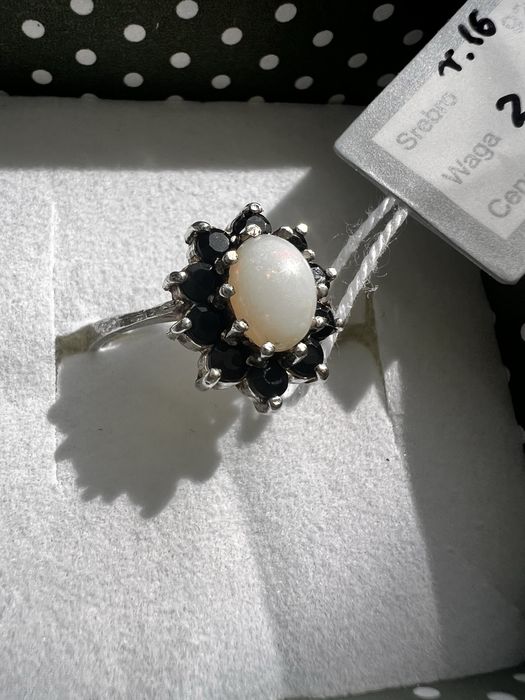 Pierścionek z opalem i onyxami