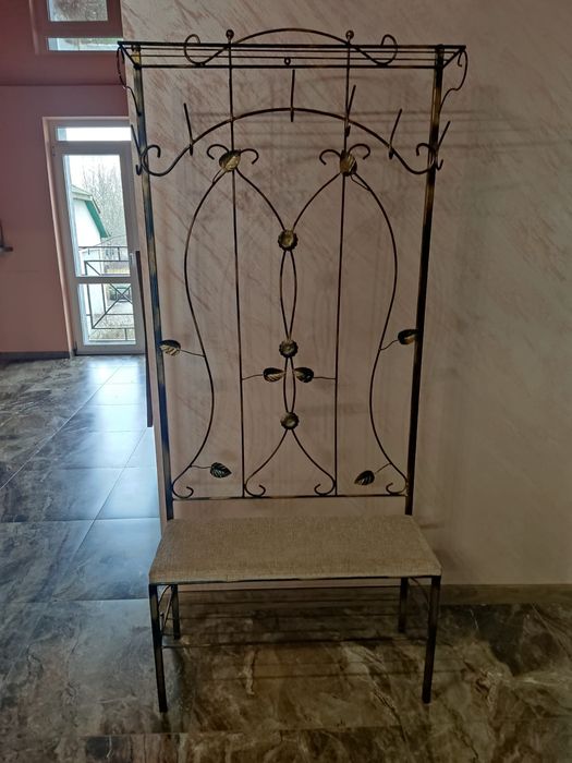 Вішалка для верхнього одягу в передпокій