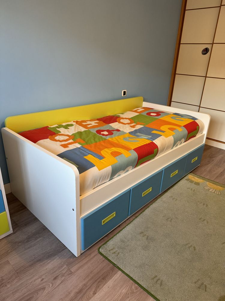 Cama de criança com oferta de secretária