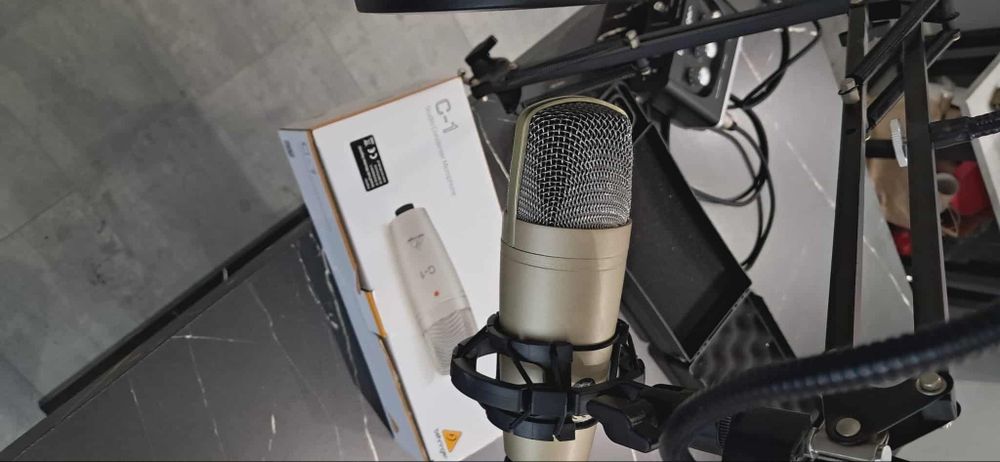 Mikrofon ze statywem 
Interfejs