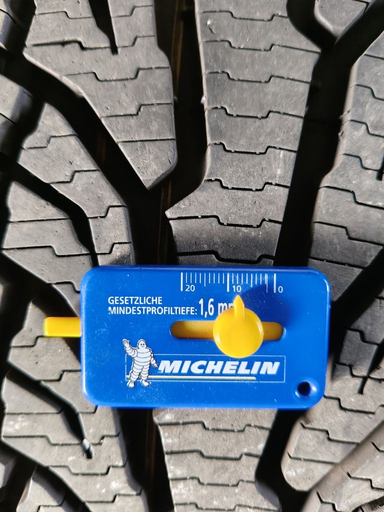Opony Uniroyal 2szt jak Nowe 235/45/17 Opony Całoroczne