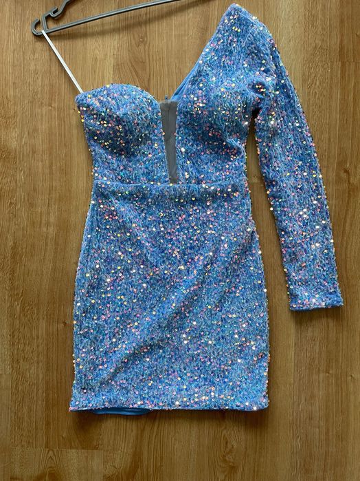 Cekinowa sukienka na jedno ramię