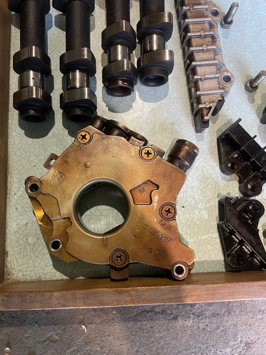 Масленый насос от двигателя nissana VQ20