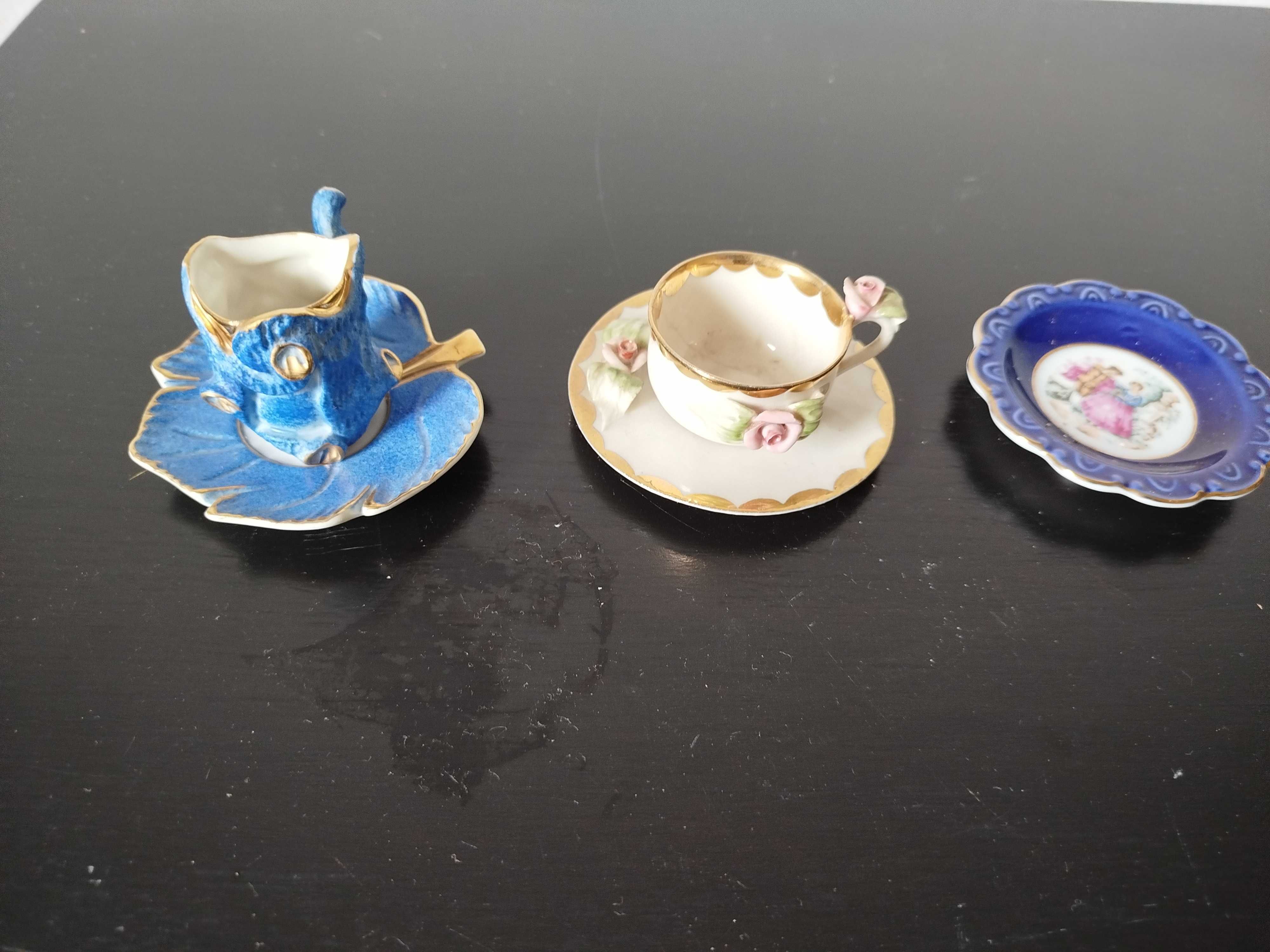Chávenas pequeninas de decoração