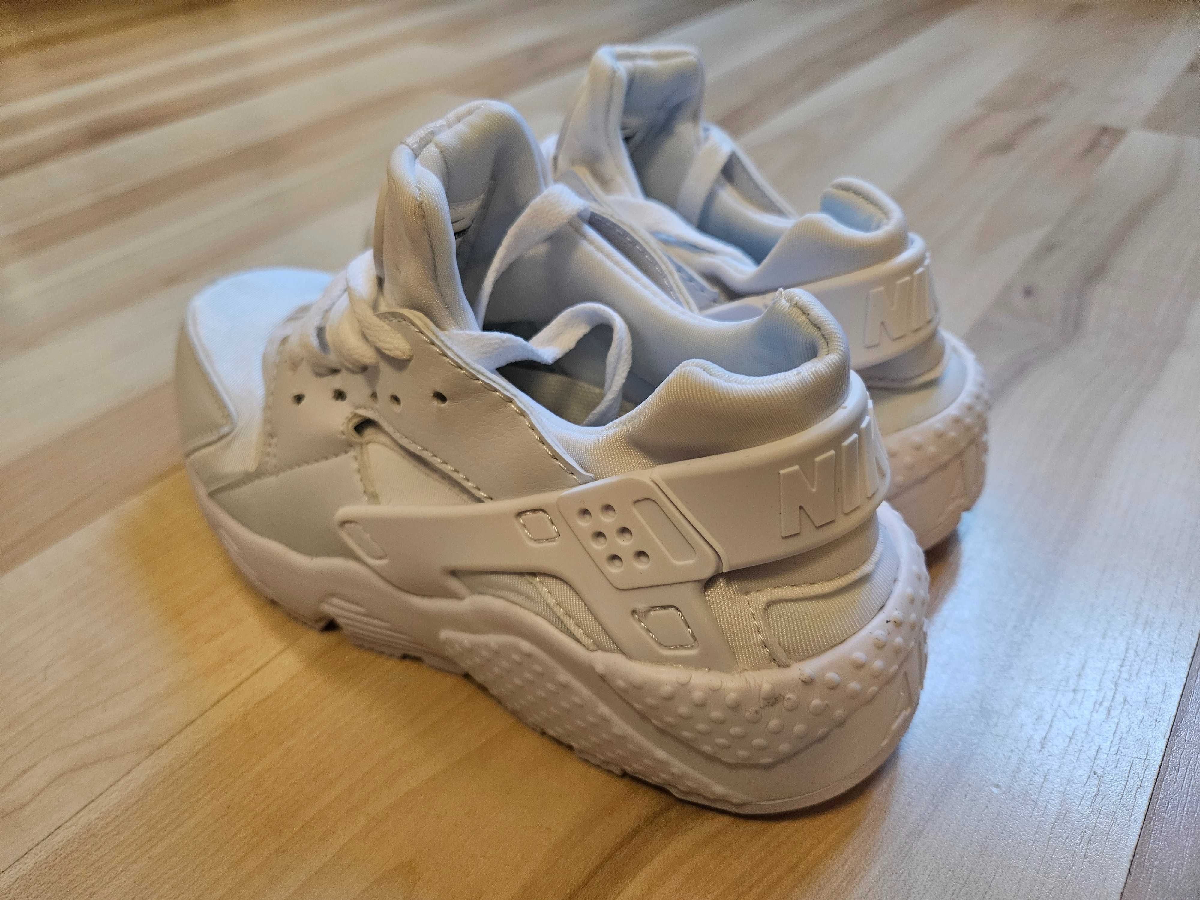 Buty Sneakersy NIKE AIR HUARACHE 37.5