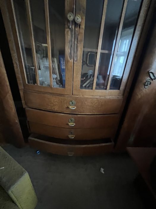 Stary kredens szefa szlifowane szkła