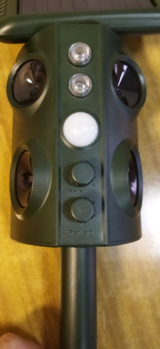 Вуличний ультразвуковий відлякувач гризунів із сонячною панеллю