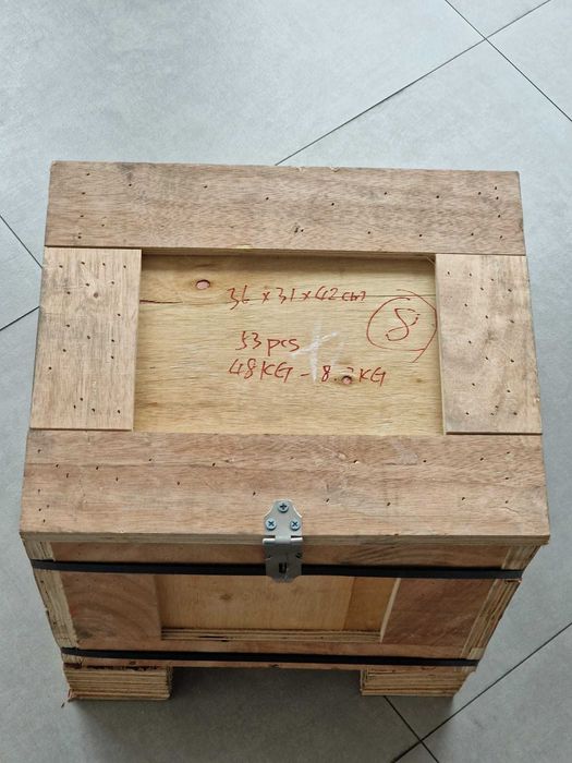 Caixas de madeira contraplacado com sistema de fecho e transporte