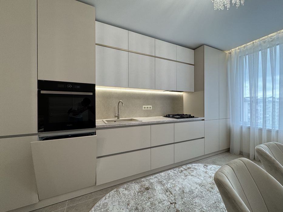 Центр міста, стильна 1.5 кімнатна з меблями та технікою – вид на гори!