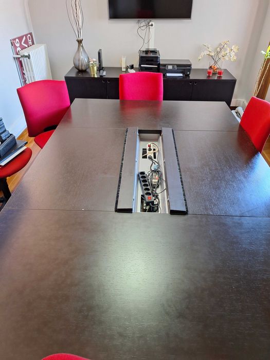 Mesa de escritório grande com ligações elétricas ao meio 1,60X2,40