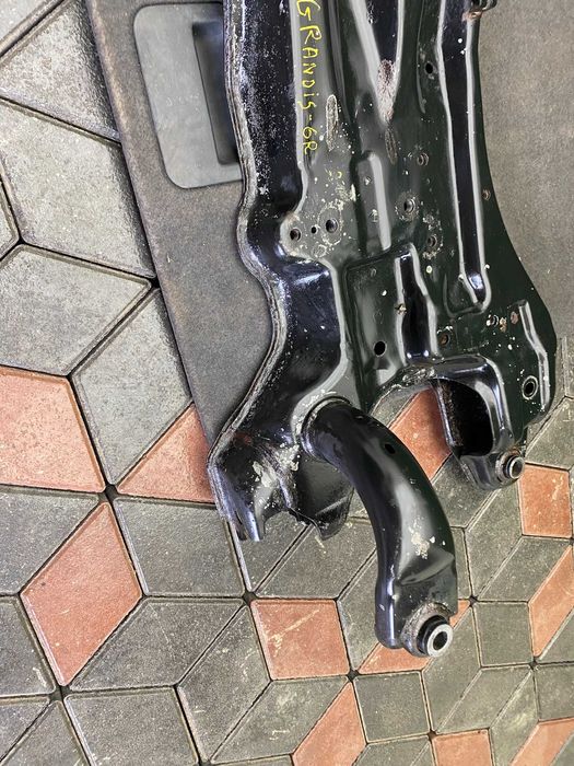 Передній підрамник Mitsubishi Grandis