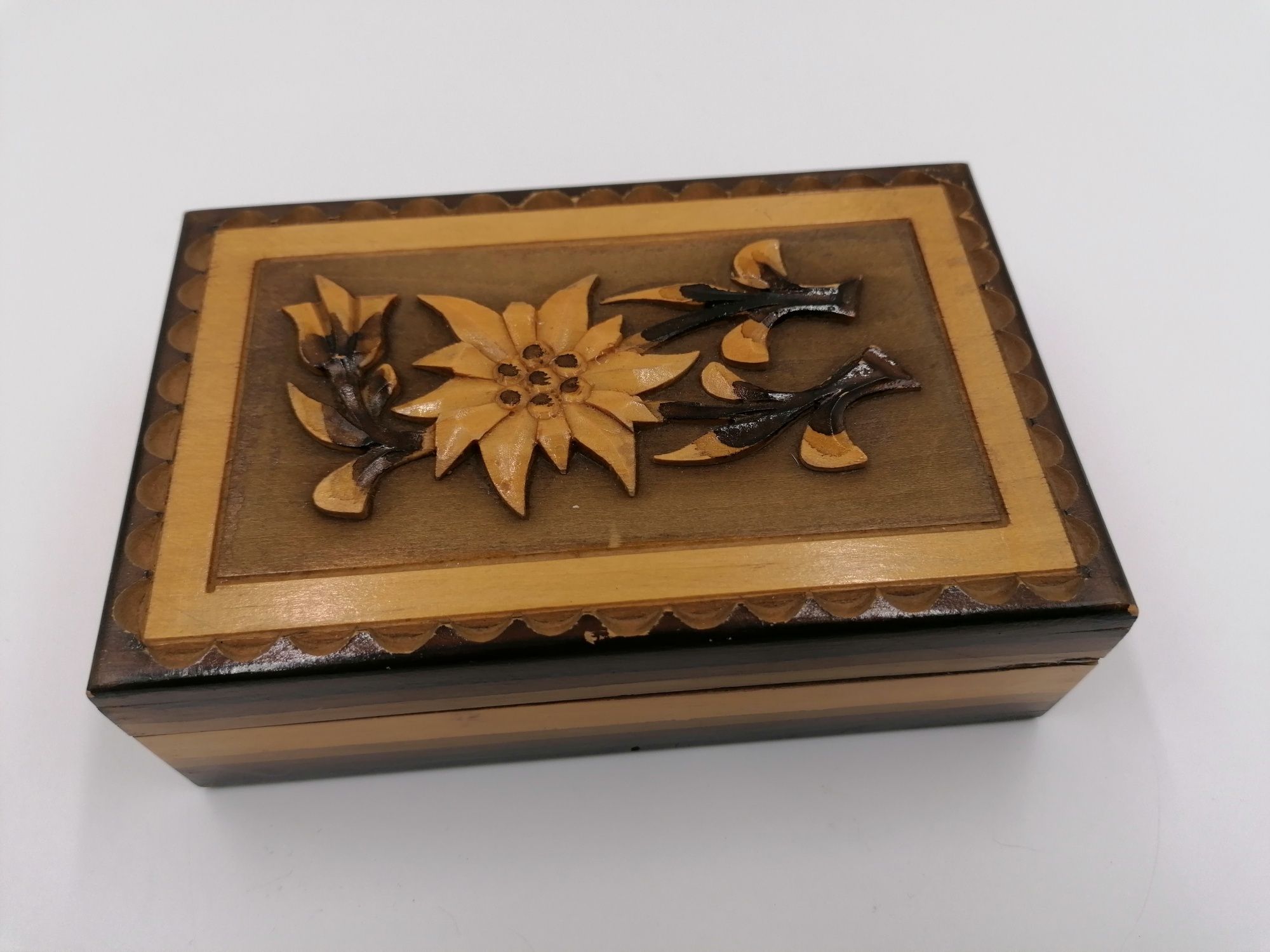 Stara drewniana rzeźbiona szkatułka z Nowego Sącza