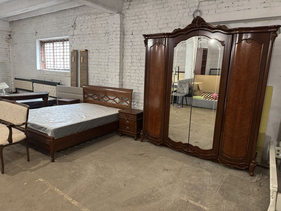 Спальня. Італія. Ліжко, шафа, тумбочки , матрац, банкетка, консоль.